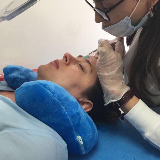Aplicación del tratamiento con NCTF 135HA Facial o Capilar en Promoestetica
