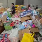 Voluntarios organizando donaciones en un centro de acopio en Bogotá tras el terremoto de agosto de 2026
