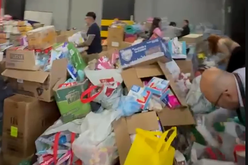 Voluntarios organizando donaciones en un centro de acopio en Bogotá tras el terremoto de agosto de 2026